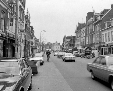 855250 Afbeelding van het verkeer op de Biltstraat te Utrecht, met op de achtergrond de Wittevrouwenstraat.